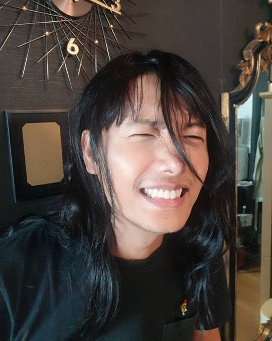 On the 20th, Lee Sang-woo posted a picture on his instagram with an article entitled Soyeon has used a wig.Lee Sang-woo, who is in the public photo, is wearing a wig of his wife Lee So-yeon. Lee Sang-woo, who transformed into a long hair style, laughed in front of the mirror.A slightly grown beard that doesnt match her hairstyle attracts attention: Lee Sang-woo made a faint look in front of Kim So-yeons frame and laughed.Yang Se-hyeong said, I am good at what I am doing.Meanwhile, Lee Sang-woo married Actor Kim So-yeon in 2017.Photo: Lee Sang-woo Instagram