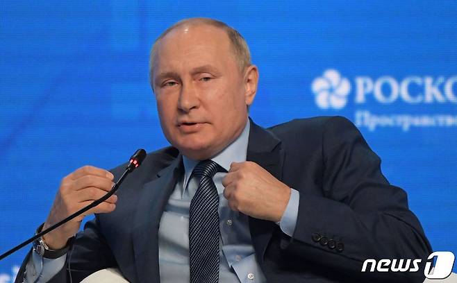 블라디미르 푸틴 러시아 대통령이 13일(현지시간) 모스크바에서 열린 '러시아 에너지 위크 인터내셔널 포럼'에 참석해 천연가스 공급을 정치적 무기로 활용하려 한다는 의혹을 부인하고 있다. © AFP=뉴스1 © News1 우동명 기자