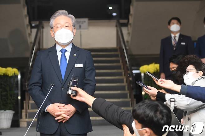 이재명 경기도지사가 20일 오후 경기도 수원시 팔달구 경기도청에서 열린 국회 국토교통위원회의 경기도에 대한 국정감사를 마친 후 기자회견에서 취재진의 질문에 답하고 있다. 2021.10.20/뉴스1 © News1 경기사진공동취재단