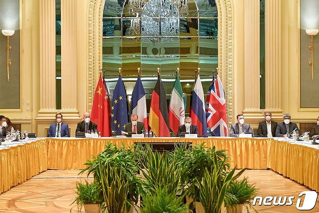 이란과 독일, 영국, 프랑스, 중국, 러시아 대표가 20일(현지시간) 오스트리아 빈에서 이란 핵 협상 복원 회의에 참석을 하고 있다. © AFP=뉴스1 © News1 우동명 기자