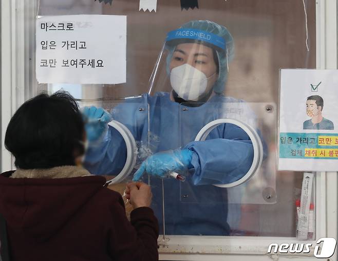 신종 코로나바이러스 감염증(코로나19) 선별검사소에서 의료진이 검체 검사를 하고 있다./뉴스1 © News1 송원영 기자