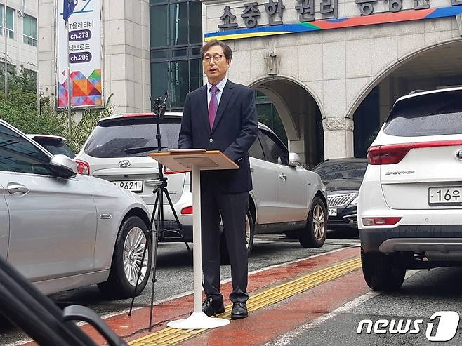 21일 박한일 전 한국해양대 총장이 부산시선거관리위원회 앞에서 기자회견을 갖고 있다. © 뉴스1