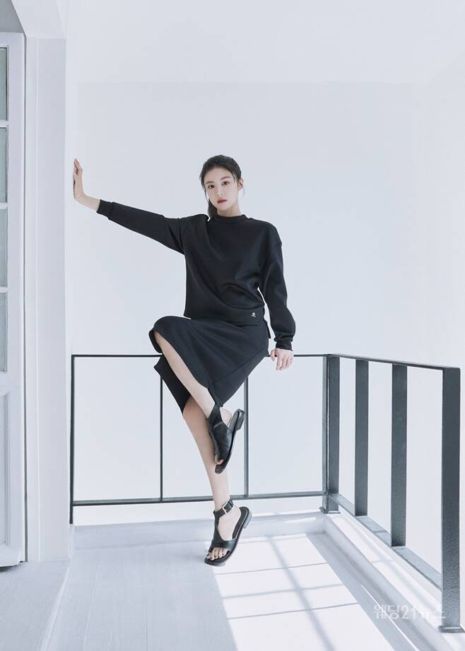 사진 : 뮬라웨어(mulawear), 21FW '어반 컴포트 컬렉션(Urban Comfort Collection)' 고윤정 화보