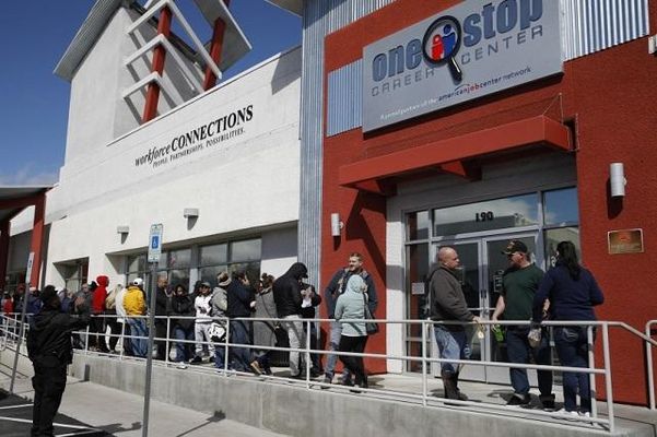 미국 라스베가스의 원스톱 커리어센터에 실업 수당을 받기 위해 사람들이 줄을 서고 있다.