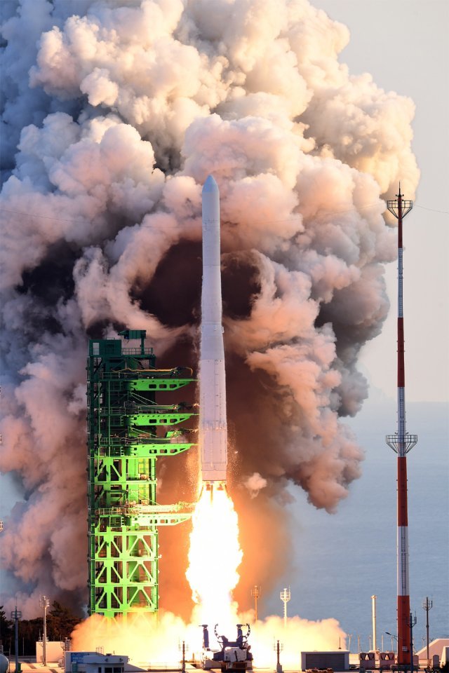 누리호가 21일 오후 5시 전남 고흥 나로우주센터에서 발사됐다. 과학기술정보통신부 제공