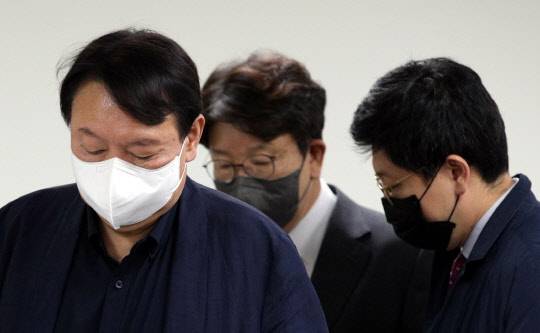 국민의힘 대선 경선 후보인 윤석열(왼쪽) 전 검찰총장이 21일 오전 서울 여의도 국민의힘 중앙당사에서 청년정책 공약 발표에 앞서 캠프 종합지원본부장인 권성동(가운데) 의원, 김병민(오른쪽) 대변인과 기자회견장으로 입장하고 있다.국회사진기자단·연합뉴스