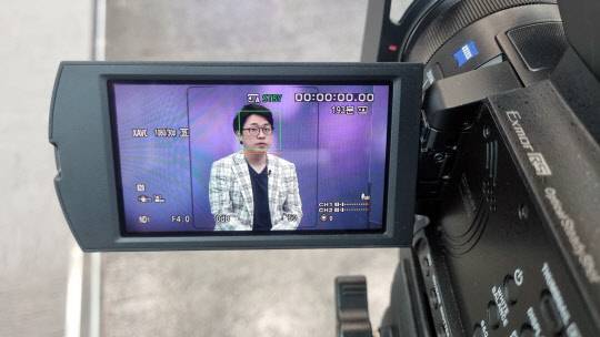 '1인 미디어 콤플렉스'를 책임지고 있는 한국전파진흥협회 '1인 미디어 창작자 양성 지원센터'의 박균택 센터장은 항상 카메라 앞에 서는 크리에이터들을 뒤에서 조력하는 역할을 맡아왔지만 이날은 《희대의 NOW 구독중》 인터뷰 요청으로 카메라 앞에 나서 주었다.