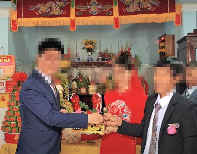 지난 4월 한 한국인 남성이 신종 코로나바이러스 감염증(코로나19) 사태로 베트남과 한국의 왕래가 사실상 막힌 상황을 뚫고 결혼을 약속한 베트남 여성과 현지에서 전통 결혼식을 올리고 있다. 유튜브 캡처