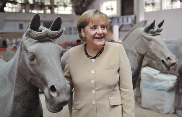 앙겔라 메르켈 독일 총리가 자신의 56번째 생일을 맞은 2010년 7월 17일 방문 중인 중국 시안의 진시황 병마용에서 미소 짓고 있다. 메르켈 총리는 재임 중 중국을 13차례 방문하는 등 '친중' 행보를 보였다. 모비딕북스 제공