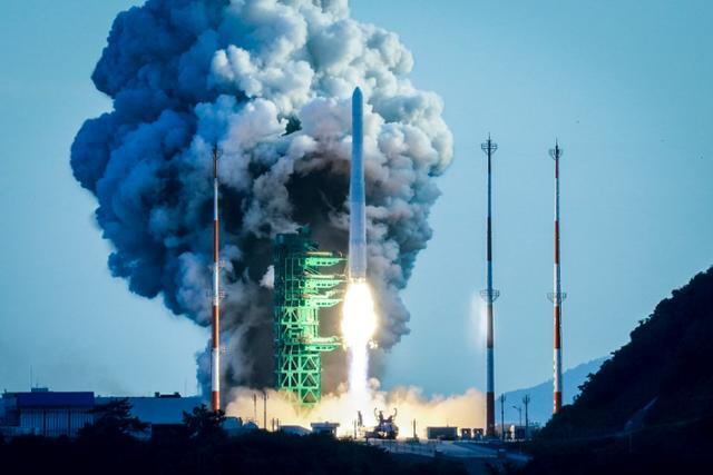 21일 오후 전남 고흥 나로우주센터 연구동에서 한국형 발사체 '누리호(KSLV-2)'가 발사되고 있다. 고흥=뉴시스