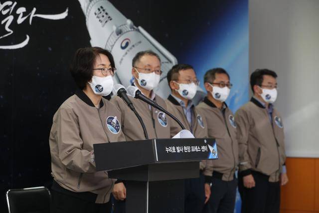 임혜숙 과학기술정보통신부 장관이 21일 오후 전남 고흥군 나로우주센터 프레스룸에서 '누리호 발사 결과' 브리핑을 하고 있다. 뒤로 이상률 한국항공우주연구원 원장, 고정환 한국형발사체개발본부장, 오승협 발사체추진기관개발부장, 권혁준 과기정통부 거대공공연구정책관이 서 있다. 과기정통부 제공