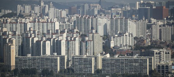 부동산 가격이 급등하면서 과세 사각지대인 임대주택 시장도 달아올랐다. 사진은 서울 도심의 아파트의 모습. 뉴시스