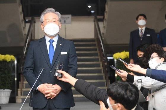 이재명 경기도지사가 20일 오후 경기도 수원시 팔달구 경기도청에서 열린 국회 국토교통위원회의 경기도에 대한 국정감사를 마친 후 기자회견에서 취재진의 질문에 답하고 있다. 뉴스1