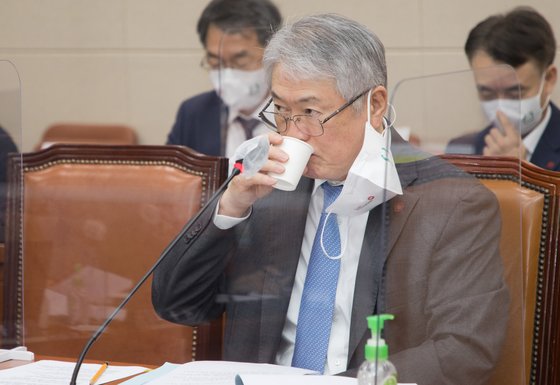김용익 국민건강보험공단 이사장이 지난 15일 보건복지위원회 국감에서 물을 마시고 있다. 연합뉴스