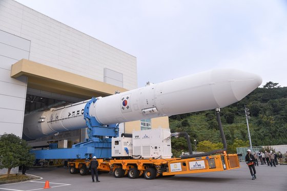 한국형 발사체 누리호(KSLV-II)가 20일 오전 전남 고흥 나로우주센터 내 조립동을 출발해 제2발사대로 이송되고 있다. 2021.10.20 한국항공우주연구원 제공