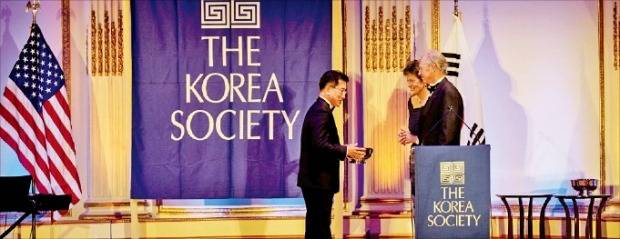 김종현 LG에너지솔루션 사장(왼쪽)이 19일(현지시간) 미국 뉴욕 맨해튼 플라자호텔에서 열린 코리아소사이어티 연례 만찬에서 구광모 LG 회장을 대신해 밴플리트상을 받고 있다. /LG 제공