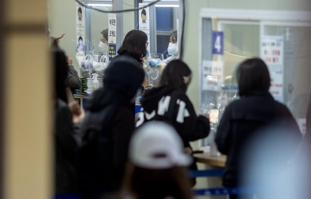 21일 서울 송파구 보건소 선별진료소에서 시민들이 검사를 받고 있다. /사진=연합뉴스