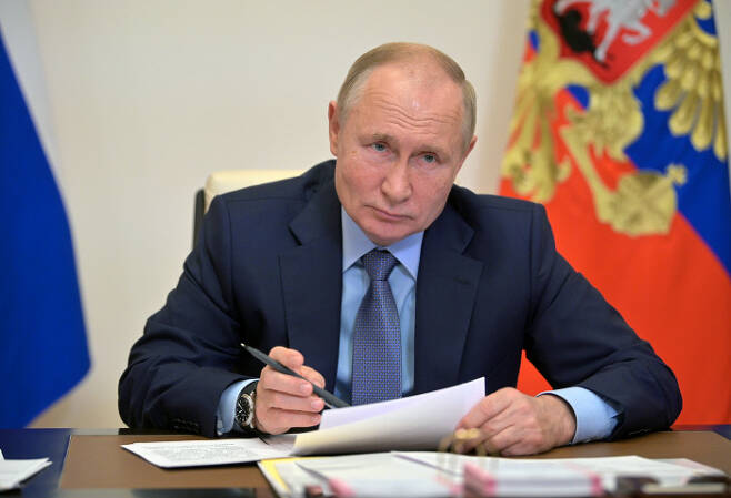 블라디미르 푸틴 러시아 대통령이 20일(현지시간) 각료 회의를 열고 있다. 모스크바｜로이터연합뉴스