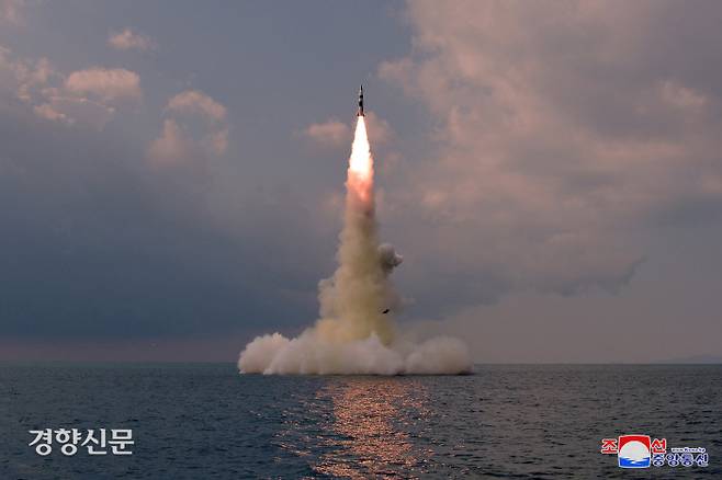 북한이 전날 잠수함발사탄도미사일(SLBM)을 잠수함에서 시험발사한 사실을 20일 확인했다. 조선중앙통신·연합뉴스