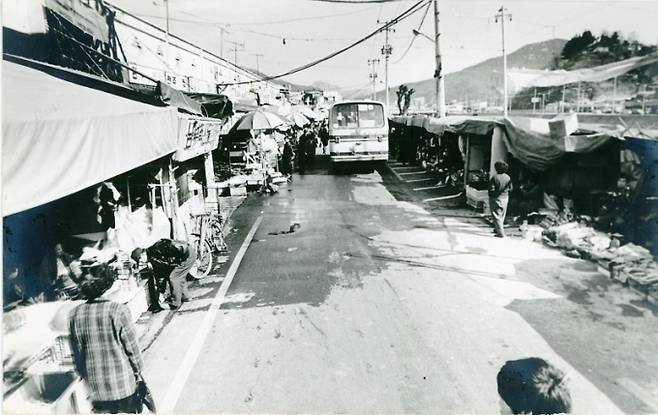 ‘제10회 전주 기록물 수집 공모전’에서 최우수상에 선정된 이종근씨가 기증한 1990년대 전주남부시장 사진 기록물