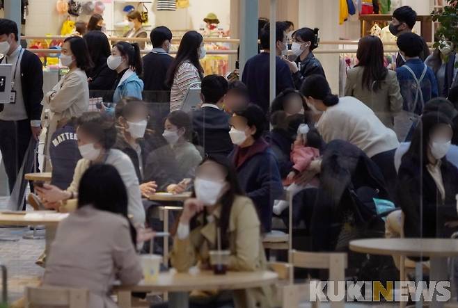 서울 시내 한 백화점 식당가가 마스크를 쓴 시민들로 북적이고 있다.   쿠키뉴스DB