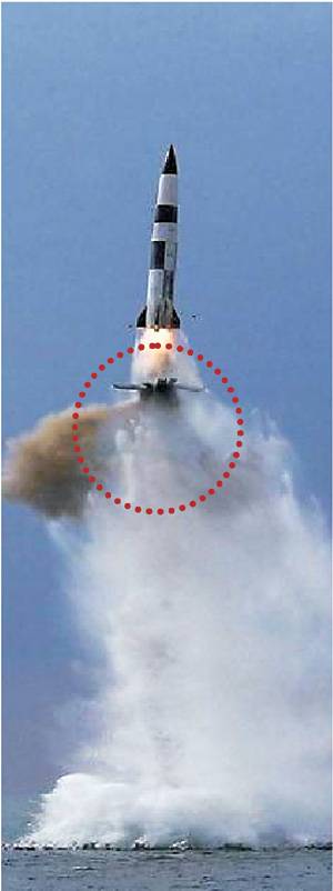 북한 조선중앙통신이 19일 신포 앞바다에 있는 잠수함에서 발사했다고 공개한 신형 잠수함발사탄도미사일(SLBM)에서 교정판으로 추정되는 물체(점선 안)가 분리되고 있다. 연합뉴스