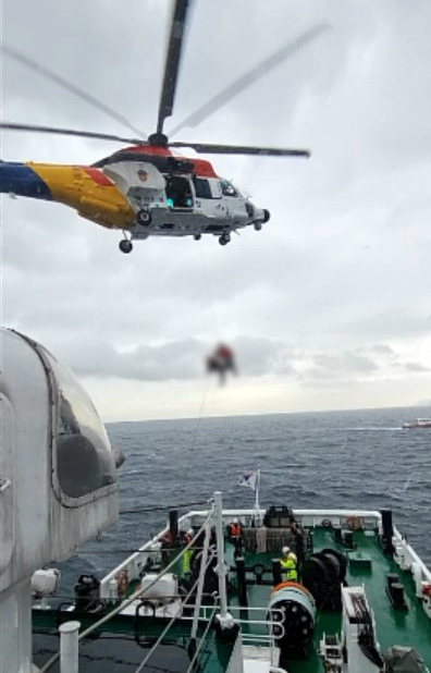 [부산=뉴시스] 해상에서 표류하다가 1시간 만에 구조된 50대 낚시객을 이송하는 해경 헬기. (사진=부산해경 제공) *재판매 및 DB 금지