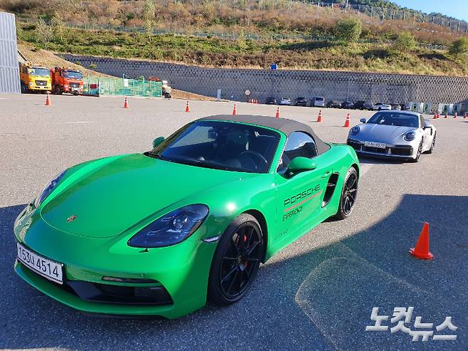'짐카나' 체험 대기 중인 '718 박스터 GTS 4.0'와 '911 터보 S 쿠페'. 김승모 기자