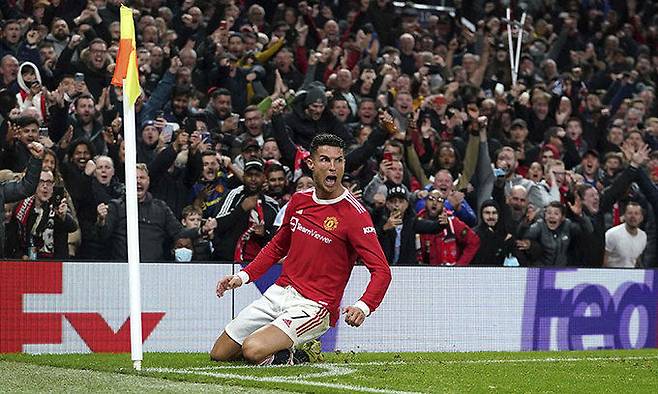 맨유 공격수 크리스티아누 호날두가 21일 영국 맨체스터의 올드 트래퍼드에서 열린 아탈란타와의 2021~2022 UCL 조별리그 F조 3차전 경기에서 3-2로 역전을 만드는 골을 기록한 뒤 환호하고 있다. 맨체스터=AP연합뉴스