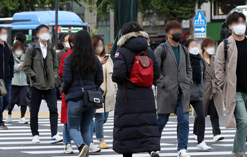 서울 종로구 광화문 네거리에서 두꺼운 겨울옷을 챙겨 입은 시민들이 출근길 발걸음을 재촉하고 있다. 뉴스1