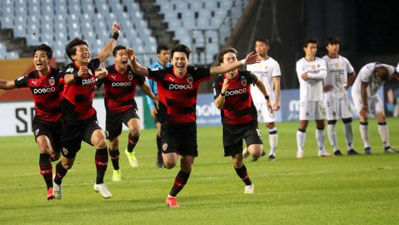 프로축구 포항 스틸러스 선수들이 20일 전주월드컵경기장에서 열린 2021 아시아 챔피언스리그 4강전에서 승부차기 끝에 울산 현대를 제치고 12년 만에 대회 결승에 진출한 뒤 환호하며 그라운드를 내달리고 있다.전주 연합뉴스