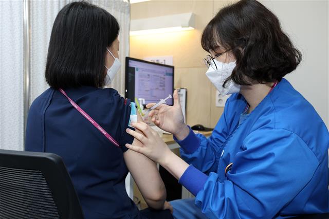 부스터샷 접종받는 코로나19 치료병원 종사자들 - 신종 코로나바이러스 감염증(코로나19) 치료병원 종사자들에 대한 추가접종(부스터샷)이 시작된 12일 오후 서울 중구 국립중앙의료원에서 의료진들이 백신 접종을 받고 있다. 2021.10.12/뉴스1