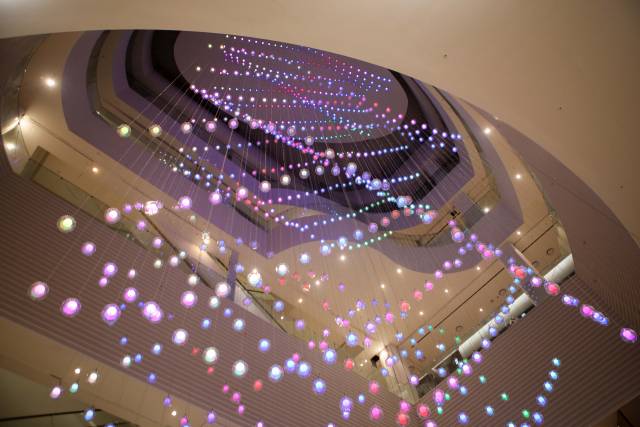 오는 29일 정식 오픈 예정인 AK플라자 광명점에 설치된 아파트 11층 규모의 키네틱 아트/사진 제공=AK플라자