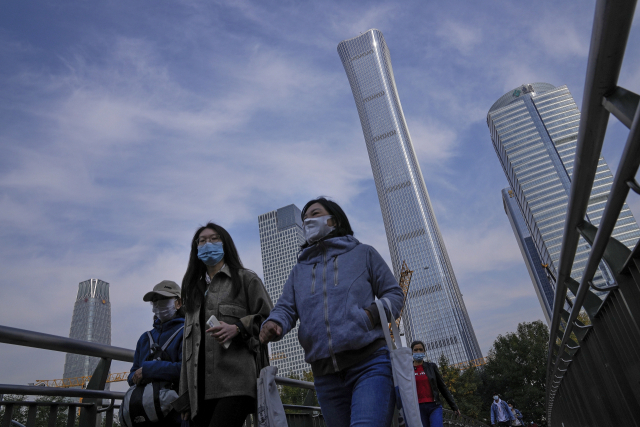 중국 베이징의 도심에서 마스크를 쓴 시민들이 길을 재촉하고 있다. /AP연합뉴스