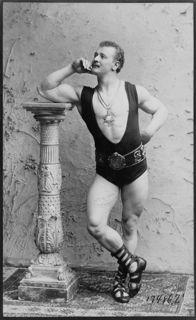 보디빌딩을 스포츠 종목으로 발전시키며 19세기 후반 완벽한 남자다움의 전형으로 여겨진 유진 샌도우는 로마제국에서 유행했던 고전풍의 샌들과 함께 자신의 신체를 과시하곤 했다. /사진제공=아날로그