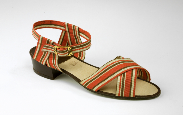 스위스 발리가 1934년 출시한 두툼한 끈형 샌들은 1930년대 여성들에게 인기를 끈 발가락을 노출하는 신발의 전형이다. /사진제공=아날로그