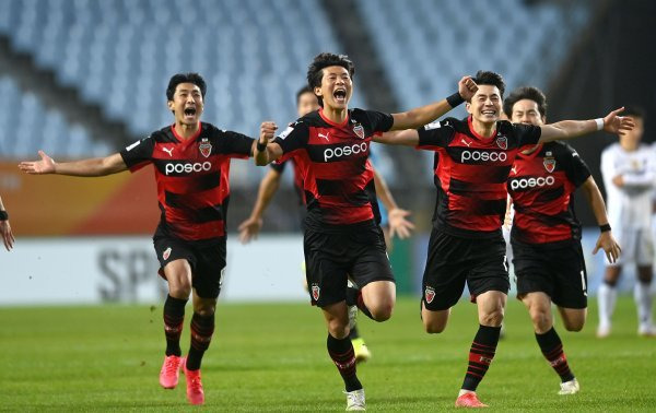 20일 전주월드컵경기장에서 열린 울산과 포항의 2021 아시아축구연맹(AFC) 챔피언스리그(ACL) 4강전에서 승부차기 끝에 결승 진출을 확정지은 포항 선수들이 환호하고 있다. 전주 | 김종원 기자 won@donga.com