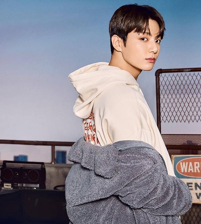 '360˚ PERFECT' 방탄소년단 정국, 각도불문 환상 비주얼..절제된 섹시미 '女心 흔들'