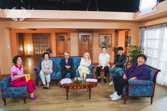 On the 15th anniversary of its first broadcast since it aired in 2006-2007, the legendary sitcom High Kick without Relent, which has been popular on YouTube and other places so far, has united in one place in 15 years.A few days ago, the leakage of the cloth of Actor Park Hae-mi (?), and some of their Slap facts have been revealed, and the reality was MBC Docuplex Youth Documentary - High Kick without Responsibility.The next film selected by the production team of One Diary 2021, which brought great repercussions and topics, was High Kick without Relent.The first broadcast will be released on the 28th in five months after the high-kick members were invited.The Youth Documentary - Unreserved High Kick side is known to be gathered in one place by Lee Soon-jae, including Jung Jun-ha, Park Hae-mi, Jung Il-woo, and Kim Hye-seong, starting with Lee Soon-jae and Na Moon-hee, who were the roles of the couple in the play.Among them, the highlight was the meeting at the filming site, which reproduces the Lee Soon-jae house set of High Kick without Relent.All the cast members who returned to My House in 15 years were deeply saddened by the set.Actor Jung Il-woo, who gained explosive popularity as a schoolboy and a student for Seo, appeared on the set wearing a leather jacket as it was at the time.Jung Il-woo said, I actually cried on the last day of the high kick set.I was very sick because I thought it would be a memory for me now that it was not a place to come again.I came in almost 15 years, but it seems to be more strange because it comes as it is. Actor Kim Hye-seong of Minho Station has also been doing entertainment activities for a while, but he showed up in front of his family with a different appearance from that time and surprised everyone.Kim Hye-seong said, I sometimes thought that I could see it all together. I had to contact you, but I have a guilty heart, I think it is the most joyful and joyful heart.In the teaser video, which was first released, other leading characters released by High Kick without Responsibility are also thrilling viewers by foreshadowing their appearance.Actor Park Min-young made his debut as Minhos girlfriend and mysterious secret girl Yumi, and later became the top actress.The production team says that she can confirm her affection for high kicks just by appearing in this documentary, which rarely appears other than her work.With the advent of Actor Seo Min-jung, the interest of viewers is getting higher.In the play, Choi Min-yong and Jung Il-woo formed a triangular love line and received explosive love as Cinderella of Min-min vs Yoon-min.High-kick fans are paying attention to how he is now living as an ordinary housewife in New York and how he will show his meeting or chemistry with his opponent or other members in this documentary.MBCs Docuplex youth documentary, which will bring goodness and woozyness to viewers, will be broadcast in two episodes without hesitation. The first part will be broadcast at 8:45 pm on the 29th.Photo: MBC