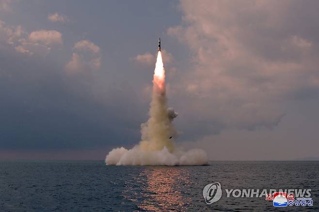 북한 "신형 SLBM 잠수함서 발사" (평양 조선중앙통신=연합뉴스) 북한이 지난 19일 잠수함발사탄도미사일(SLBM)을 잠수함에서 시험발사한 사실을 20일 확인했다. 조선중앙통신은 이날 "조선민주주의인민공화국 국방과학원은 지난 19일 신형잠수함발사탄도탄 시험발사를 진행했다"고 보도했다.  [국내에서만 사용가능. 재배포 금지. For Use Only in the Republic of Korea. No Redistribution] nkphoto@yna.co.kr