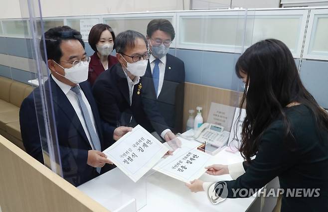 국민의힘 김웅-정점식 의원 징계안 제출하는 민주당 (서울=연합뉴스) 안정원 기자 = 더불어민주당 고발사주 국기문란 진상규명 TF 단장인 박주민 의원과 부단장인 민병덕 의원 등이 21일 국회 의안과에 국민의힘 김웅, 정점식 의원 징계안을 제출하고 있다. 2021.10.21 [국회사진기자단] jeong@yna.co.kr