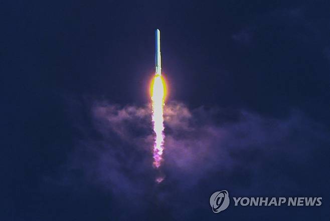구름을 지나 성층권을 향하여 (고흥=연합뉴스) 홍해인 기자 = 순수 국내 기술로 설계·제작된 한국형 발사체 누리호(KSLV-II)가 21일 오후 전남 고흥군 봉래면 나로우주센터에서 발사돼 창공의 구름을 통과하고 있다.
2010년 3월 개발사업이 시작된 누리호는 1.5t급 실용위성을 지구 저궤도(600∼800km)에 투입하기 위해 제작됐다. 이날 발사에서 과학기술정보통신부(과기정통부)와 한국항공우주연구원(항우연)은 누리호의 3단에 1.5t 모사체 위성(더미 위성)을 탑재했다. 2021.10.21 hihong@yna.co.kr