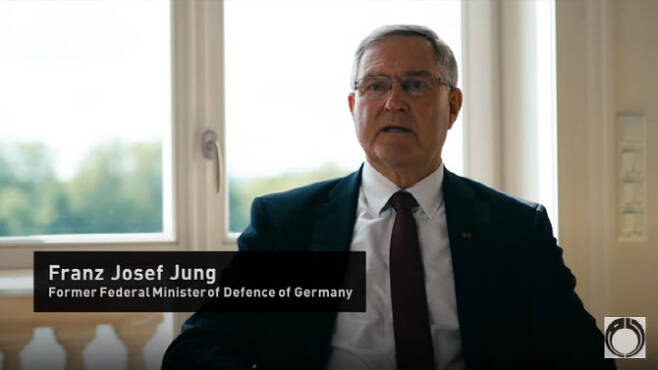 일본 외무성이 제작한 영상에서 “일본해가 공식 명칭”이라고 주장하는 융 독일 전 국방장관(사진=일본 외무성 유튜브)