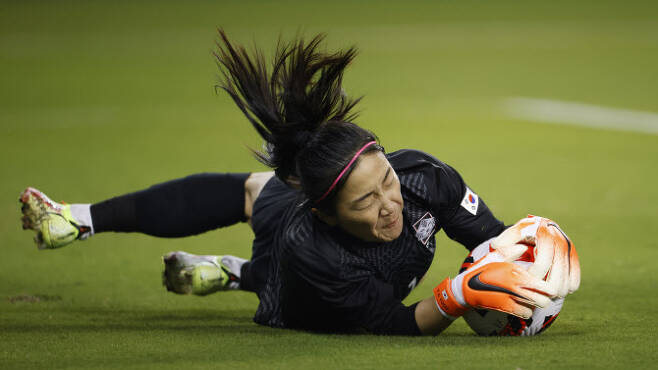 세계 최강 미국 여자축구 대표팀을 상대로 무실점을 이끌어낸 골키퍼 윤영글. 사진=AP PHOTO
