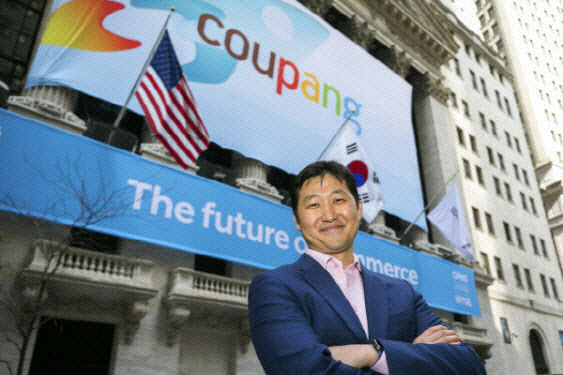 쿠팡을 창업한 김범석 이사회 의장이 미국 뉴욕의 뉴욕증권거래소(NYSE) 앞에서 포즈를 취하고 있다. (사진=AP/연합뉴스 제공)