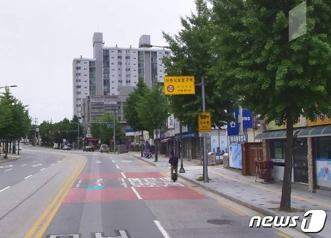 22일 전날부터 어린이 보호구역 주정차가 금지되며 지정 여건을 충족하지 못한 어린이 보호구역을 지정 해제한다는 목소리가 커지고 있다. 사진은 충북 충주시 문화동 럭키아파트 앞 어린이 보호구역 모습.2021.10.22/© 뉴스1