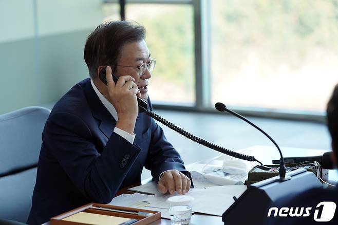 문재인 대통령이 지난달 15일 국방과학연구소(ADD) 종합시험장에서 미사일전력 발사 시험을 참관하던 중 국산 잠수함발사탄도미사일(SLBM) 시험발사에 성공한 해군 잠수함 '도산안창호함' 함장과 통화하고 있다. (청와대 제공) 2021.9.15/뉴스1 © News1 유승관 기자