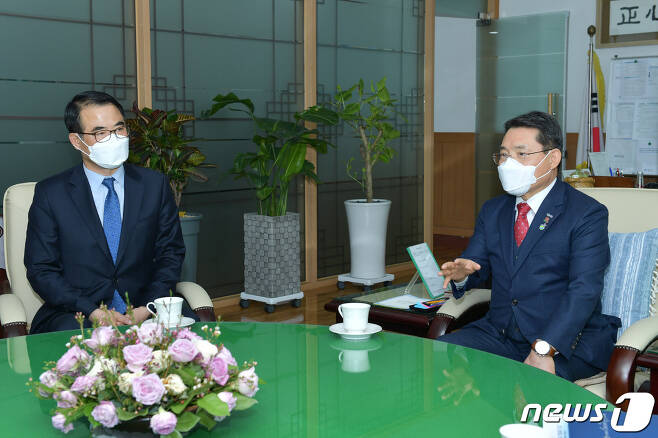 권오봉 여수시장(오른쪽)과 장충남 남해군수© 뉴스1