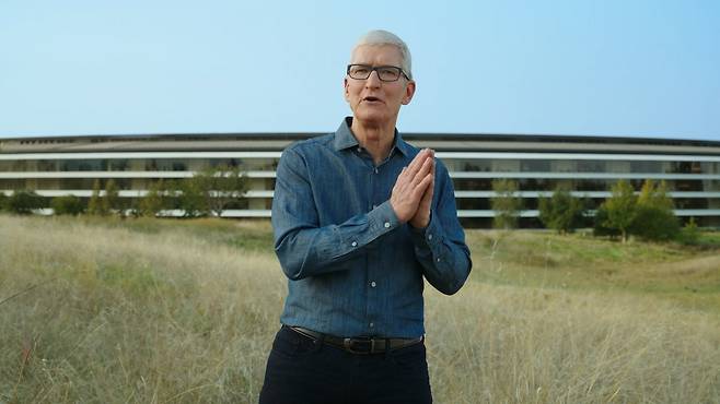 지난 18일(현지시각) 미 캘리포니아 쿠퍼티노 애플 본사 앞에서 신제품인 맥북프로를 소개하는 팀 쿡 애플 CEO.