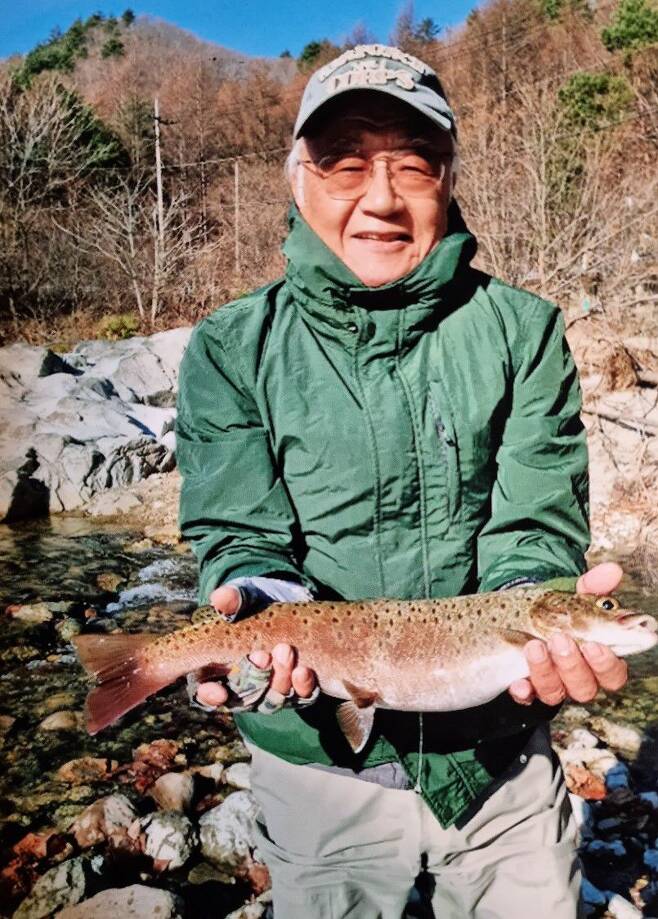구로다 가쓰히로 기자의 취미는 한국 지방에서 하는 계류 낚시이다. 그가 낚시로 잡은 물고기를 들어 보이고 있다./구로다 가쓰히로 제공